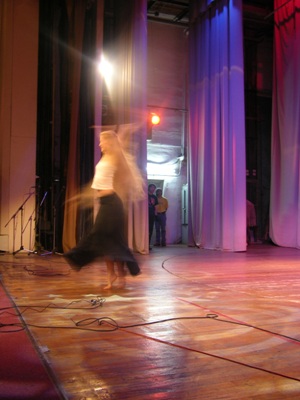 Алеся в танце на сцене ДК КрАЗ (Фото Владимира из Красноярска)