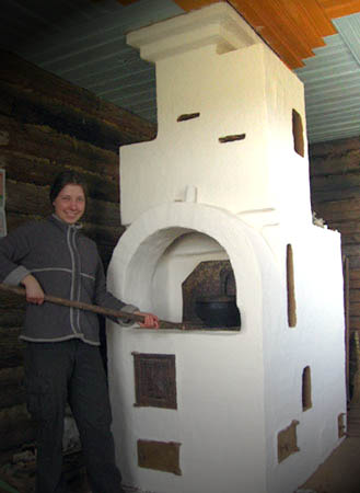 Анастасия из поселения "Росы" осваивает печь "Экономку" с аркой вместо уголков