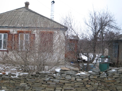 Дубовской дом с каменным забором